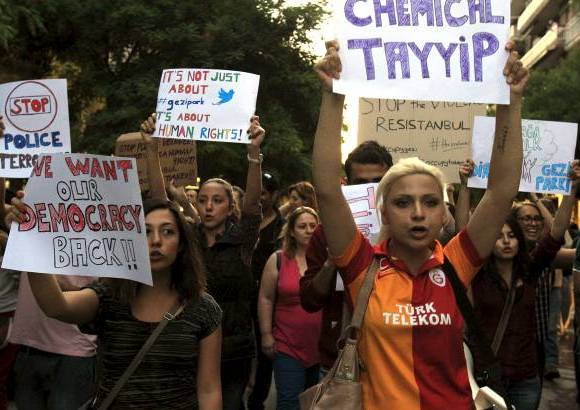 AP - Los manifestantes gritan consignas durante una manifestación frente al consulado turco.