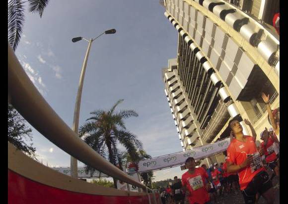 Esteban Jaramillo y Sebastián Salazar - Más de 10 mil competidores se dieron cita en esta histórica cita deportiva que se corría en las modalidades de 5, 10, 21 y 42 kilómetros.