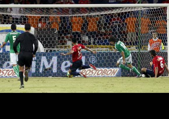 Foto Manuel Saldarriaga - El defensor argentino Diego Herner aprovech&#243; la jugada y conect&#243; el bal&#243;n en el &#225;rea.