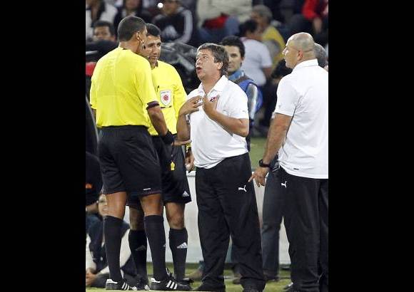 Jaime P&#233;rez - El t&#233;cnico Bolillo G&#243;mez mostrando su descontento con el &#225;rbitro Juan Pont&#243;n del Magdalena.