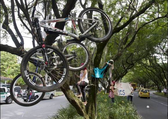 - Los opositores del proyecto recibieron el apoyo masivo de los conductores que se transportaban por la Avenida El Poblado.