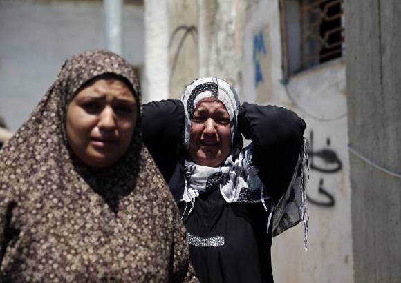Reuters - Mujeres palestinas lloran en un campamento de refugiados cerca de la ciudad de Ramallah, Cisjordania.