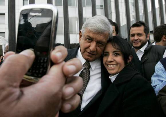 Reuters - Adem&#225;s de posar para las c&#225;maras de la prensa y los admiradores el candidato presidencial se&#241;al&#243; que &quot;M&#233;xico ya no est&#225; para retrocesos... la gente quiere un cambio verdadero&quot;.