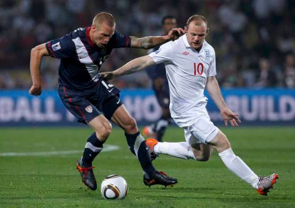 Reuters - En la batalla de superastros, Lionel Messi le gan&#243; el primer round a Wayne Rooney y ahora hay que esperar el debut de Cristiano Ronaldo.