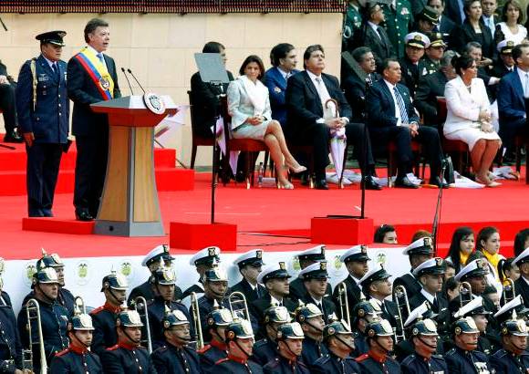 Reuters - Juan Manuel Santos hizo referencia a la labor en derechos humanos del vicepresidente, Angelino Garz&#243;n, y dijo que el de sus ministros es un equipo de lujo dispuesto de servirle al pa&#237;s vamos a poner todo de nuestra parte para este amanecer.