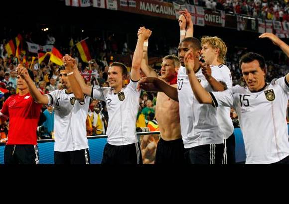 AP - Alemania expuls&#243; a Inglaterra del Mundial con una goleada que pudo alcanzar ribetes de esc&#225;ndalo en un partido de locos que entrar&#225; en la historia de la Copa del Mundo no s&#243;lo por su resultado (4-1) sino por el gol clamoroso que el &#225;rbitro le neg&#243; a Frank Lampard.