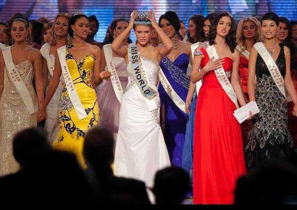 AP - La gala de coronaci&#243;n se cumpli&#243; en la isla tropical china de Hainan.