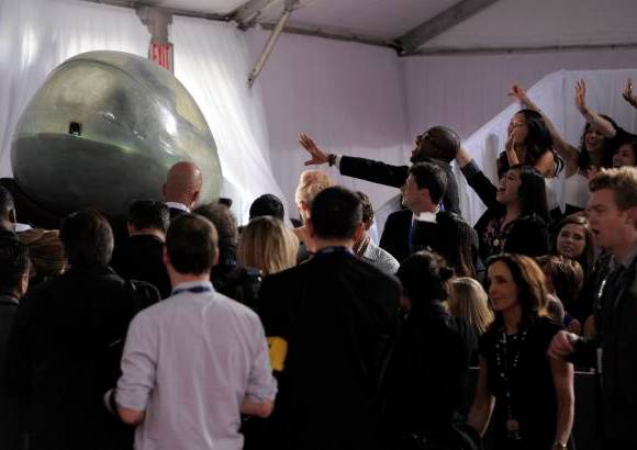 AP - Lady Gaga se rob&#243; las miradas en la alfombra roja de la 53 edici&#243;n de los premios Grammy Anglo.