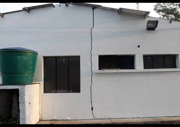 FOTOS HERN&#193;N VANEGAS - Grietas del hospital parten paredes de arriba a abajo.