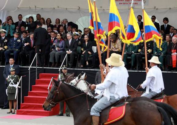 Raúl Palacios-Colprensa - Con uniformes como los que se usaban en épocas antiguas, militares desfilaron este martes por el Bicentenario del Grito de la Independencia, en un acto encabezado por el Presidente Álvaro Uribe Vélez y el mandatario electo, Juan Manuel Santos.