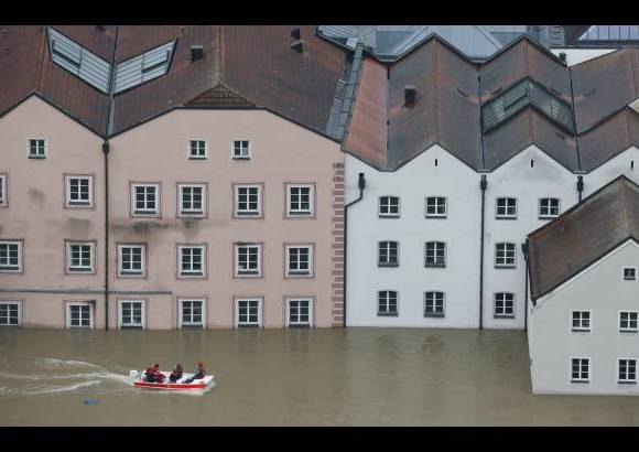 AP - Miembros la cruz roja se abren paso en lanchas por las calles inundadas del centro de Passau, Alemania meridional.
