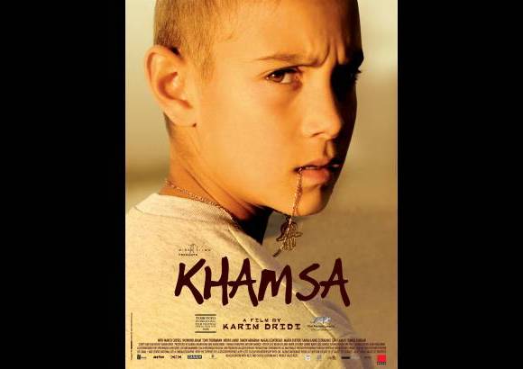 Khamsa (Karim Dridi, 2008) - Khamsa, un niño gitano de 13 años, se escapa de su familia adoptiva y regresa al campamento en el que nació. Con su primo, el enano Boyard, y Rachitique, un joven árabe, pasan de las travesuras a los robos con el sueño de hacerse ricos.
