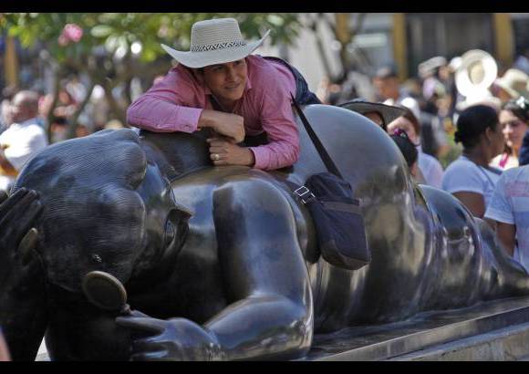 FOTO EL COLOMBIANO - El Parque de las Esculturas se convirti&#243; en referente cultural y tur&#237;stico de Medell&#237;n, y en ejemplo de recuperaci&#243;n social. Las esculturas est&#225;n en a la vista y alcance de todos los visitantes, que suelen tomarse fotos al lado de los &quot;gordos&quot; de Botero.