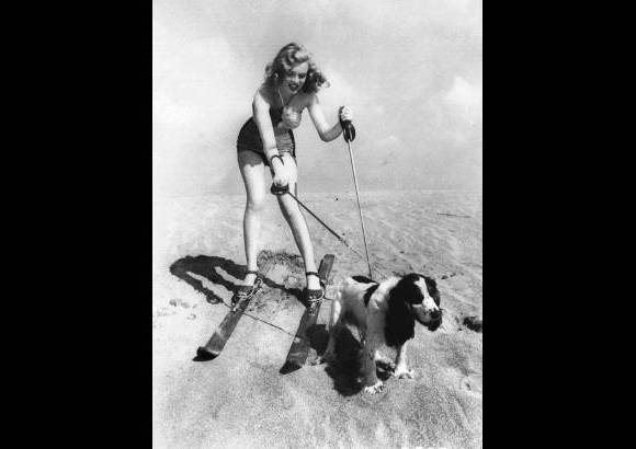 AP - Marilyn Monroe jugando en la playa con su perro Volantes.