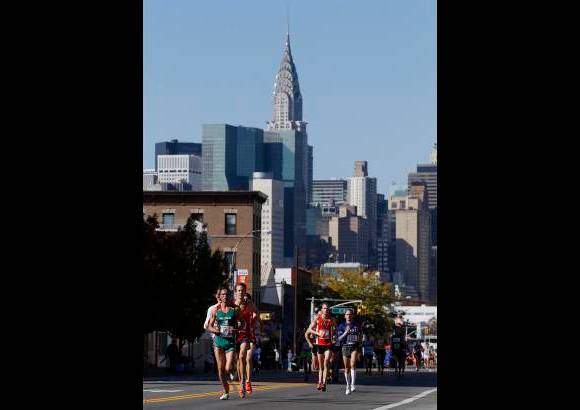 Reuters - Por marcas, el favorito era Geoffrey, que logró en el recorrido descendente de Boston (136 metros de desnivel) un registro de 2h03:02 y tiene otro de 2h04:40 conseguido el año pasado para ganar en Londres, récord de la prueba inglesa y en 2010 había sido segundo en Nueva York, por detrás de Gebremariam.
