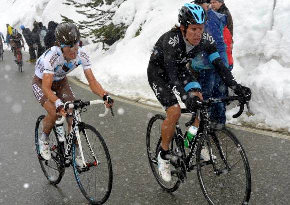 AP - El colombiano Rigoberto Ur&#225;n (dercha) lleg&#243; tercero, a 19 segundos, y tiene en el bolsillo el segundo lugar en la clasificaci&#243;n general