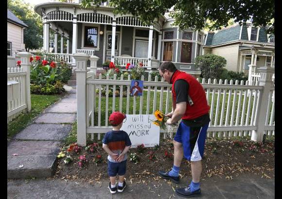 AP - Sus fan&#225;ticos, admiradores de los m&#250;ltiples personajes que construy&#243;, le rinden homenaje en su casa en San Francisco.