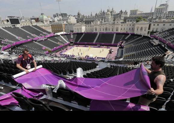 AP - Últimos ajustes de logística en algunos escenarios.