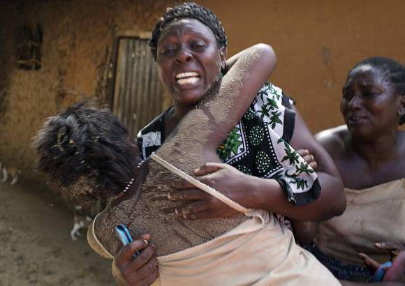 Reuters - Las mujeres se abrazan en el dolor después de un ataque en el pueblo de Tana Kibusu región del Delta de la costa de Kenia. Por lo menos 10 personas murieron cuando asaltantes armados incendiaron más de una docena de casas.