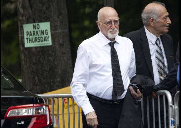 Reuters - El actor Dominic Chianese, en la serie mentor y t&#237;o de Tony Soprano llega a la Catedral de San Juan el Divino en Nueva York.