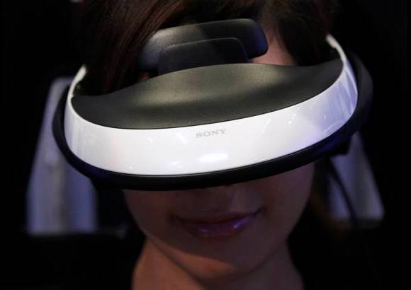 Reuters - El elegante y futurista dispositivo tipo visor -no mucho m&#225;s grande que unas gafas de sol- cubre la cara desde los ojos a las orejas, donde hay adheridos unos auriculares, y pesa 420 gramos.