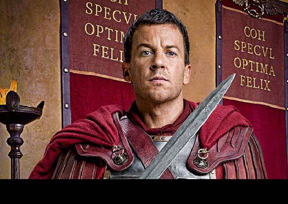 Cortes&#237;a starz.com - Gaius Claudius Glaber (Craig Parker): es un legatus del Ej&#233;rcito romano responsable de la esclavitud de Spartacus como gladiador. Glaber es el esposo de Ilithyia.