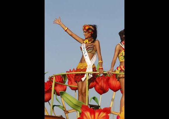 Foto Colprensa - Cartagena se convirti&#243; en un gran carnaval, con el tradicional desfile de carrozas, que dio inicio a las fiestas populares y a las actividades centrales del Concurso Nacional de Belleza. Las 25 candidatas estuvieron radiantes.