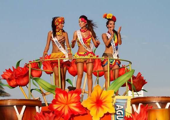 Foto Colprensa - Cartagena se convirti&#243; en un gran carnaval, con el tradicional desfile de carrozas, que dio inicio a las fiestas populares y a las actividades centrales del Concurso Nacional de Belleza. Las 25 candidatas estuvieron radiantes.