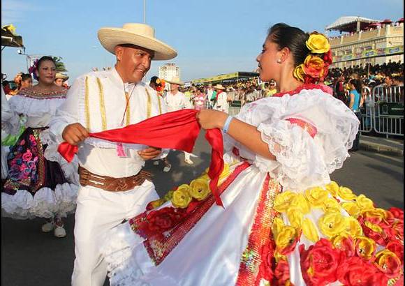 Foto Colprensa - Cartagena se convirti&#243; en un gran carnaval, con el tradicional desfile de carrozas, que dio inicio a las fiestas populares y a las actividades centrales del Concurso Nacional de Belleza. Las 25 candidatas estuvieron radiantes.