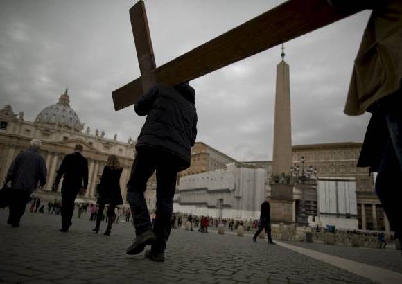 AP - Feligreses llevaron una cruz para orar en la Plaza de San Pedro.