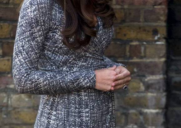 AP - Los reportes se centraron en su creciente vientre y su vestido de Max Mara.