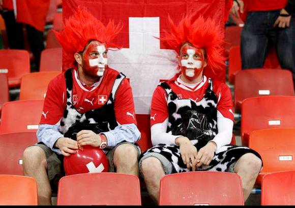 Reuters - La tristeza de los hinchas helvéticos tras la renuncia de su selección.