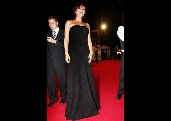 Mauricio Alvarado-Colprensa - Cristine Lilley, muy elegante de negro, con un vestido con escote palabra de honor.