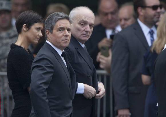 Reuters - Brad Grey, presidente y director ejecutivo de Paramount Pictures y creador de Los Sopranos tambi&#233;n se hizo presente en el funeral de James Gandolfini.