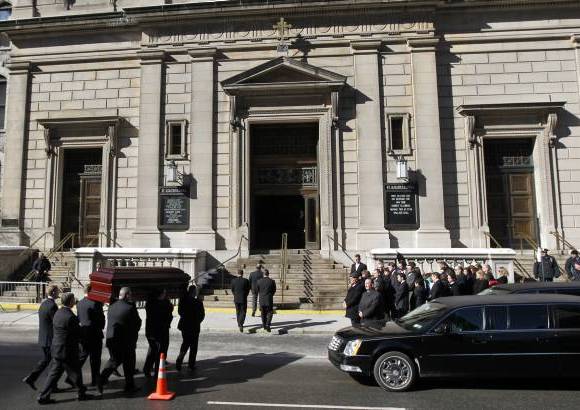 AP - Fue una ceremonia privada a la que asistieron m&#225;s de 100 personas. Est&#225; prevista una ceremonia p&#250;blica dentro de un mes para los seguidores del actor.