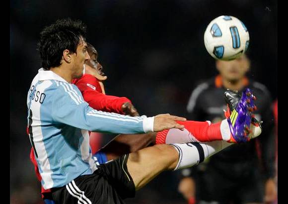 Reuters - Los &quot;ticos&quot;, ninguno de los cuales tiene roce internacional, se vieron desbordados por la categor&#237;a de rivales que brillan en los mejores clubes de Europa y que finalmente jugaron como un equipo.