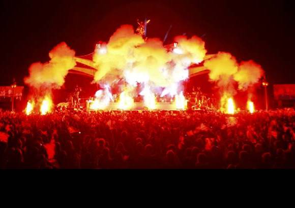 Reuters - El Palacio de Buckingham, delante del que se había instalado el escenario, fue incluido en el concierto con una actuación desde el balcón de los cantantes de ópera Alfie Boela y Renée Fleming, que interpretaron el clásico Somewhere.