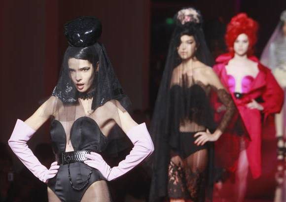 AP - El modisto Jean-Paul Gaultier rindi&#243; homenaje a la cantante londinense Amy Winehouse, a su m&#250;sica y a sus descubrimientos indumentarios, con un desfile de alta costura para el verano 2012, inspirado totalmente en ella.