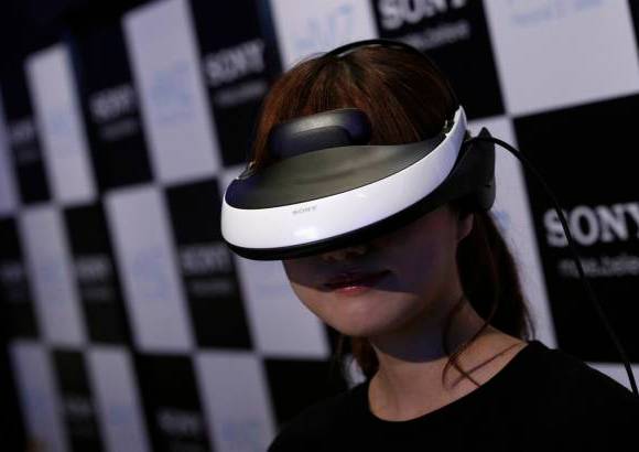 Reuters - Las im&#225;genes claras y v&#237;vidas se producen con la ayuda de dos pantallas OLED situadas dentro, creando una profunda sensaci&#243;n de inmersi&#243;n.