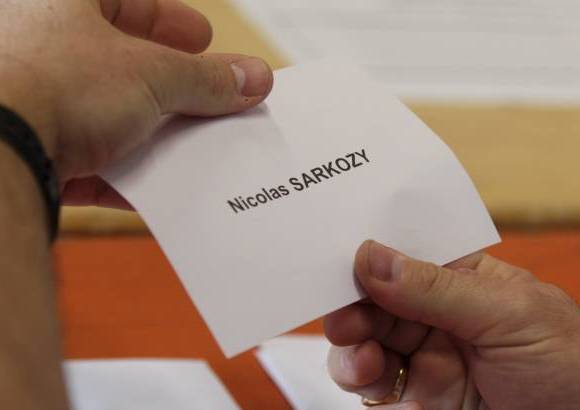 Reuters - Sarkozy, también de 57 años, dice que es una apuesta más segura ante la futura agitación económica pero muchos de los trabajadores y jóvenes que votaron por él en el 2007 por sus promesas de mejores salarios están desertando, en un momento en el que el índice de desempleo ha alcanzado su nivel más alto en 12 años.