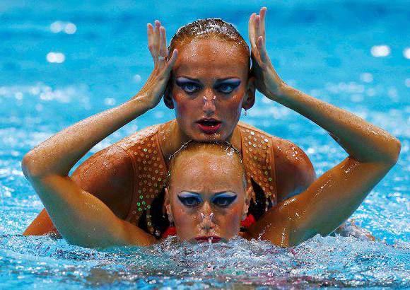 Reuters - La nataci&#243;n sincronizada en la especialidad de d&#250;o entreg&#243; este martes 7 de agosto unas impresionantes im&#225;genes de la competencia en la que se impusieron las rusas Natalia Ishchenko y Svetlana Romashina.