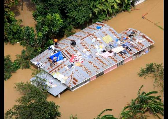 AP - Los servicios de rescate filipinos tratan de ayudar a las cientos de personas que se han quedado aisladas en los tejados de sus casas debido a las inundaciones que afectan desde el martes al norte del país, indicaron fuentes oficiales.