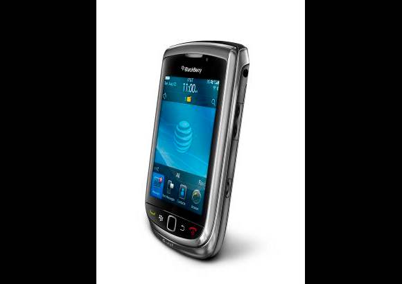 Reuters - Research In Motion (RIM) present&#243; este martes una versi&#243;n mejorada de su tel&#233;fono inteligente BlackBerry, con una pantalla t&#225;ctil y un teclado deslizable, en un esfuerzo por atraer a m&#225;s consumidores y competir con el iPhone de Apple.