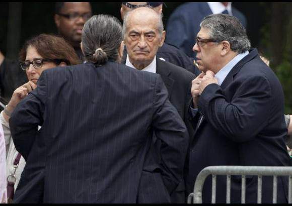 Reuters - El actor Vincent Pastore, a la derecha, llega a la Catedral de San Juan el Divino en Nueva York.