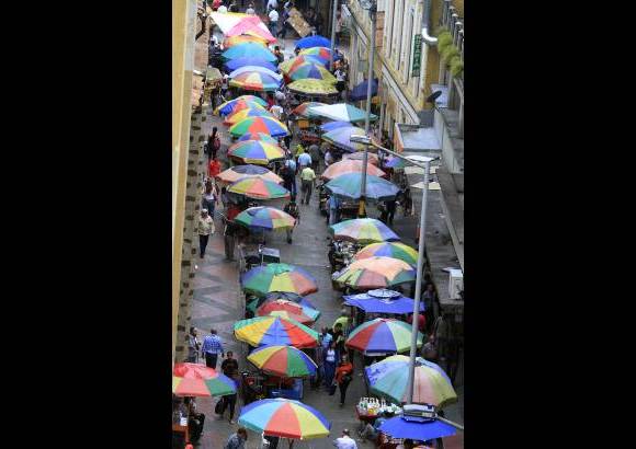 Róbinson Sáenz - El pasaje Boyacá, paso obligado entre Junín y el Parque Berrío, es totalmente peatonal, pero las casetas con ventas de libros, cachivaches y películas de video obstruyen bastante el camino.