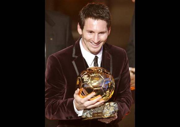 AP - Lionel Messi obtuvo su tercer Bal&#243;n de Oro consecutivo, algo que solo hab&#237;a logrado hasta ahora el actual presidente de la Uefa, el franc&#233;s Michel Platini.