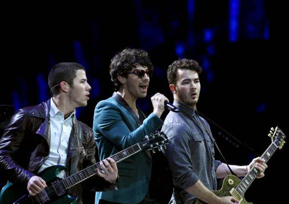 AP - El grupo estadounidense Jonas Brothers hizo enloquecer este martes, 26 de febrero, a un entregado p&#250;blico adolescente en el Festival de Vi&#241;a del Mar, en la tercera jornada del certamen.