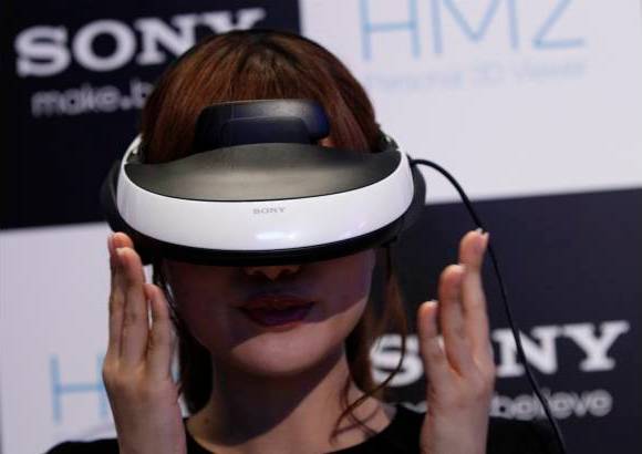 Reuters - Pero este placer tiene su costo. El Visualizador Personal 3D HMZ, que saldr&#225; a la venta en Jap&#243;n el 11 de noviembre, se ofrecer&#225; por unos 60.000 yenes (unos 780 d&#243;lares).