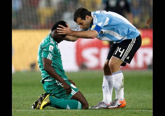 Reuters - Por tercera vez consecutiva Argentina debutó en un Mundial ante un equipo africano, y por segunda oportunidad inició su camino con Nigeria.