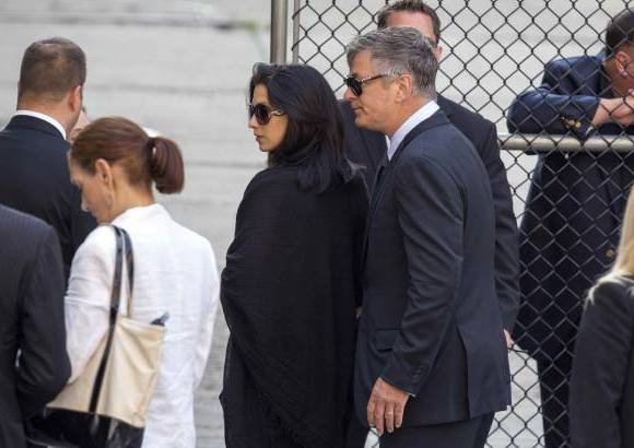 Reuters - El actor Alec Baldwin y su esposa Hilaria Thomas tambi&#233;n asistieron a los servicios funerarios de James Gandolfini.